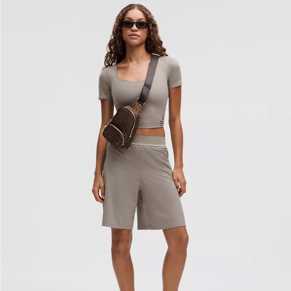 Lululemon Everywhere Sling Bag Small 2L- Leopardo Shift Desert Khaki Multi